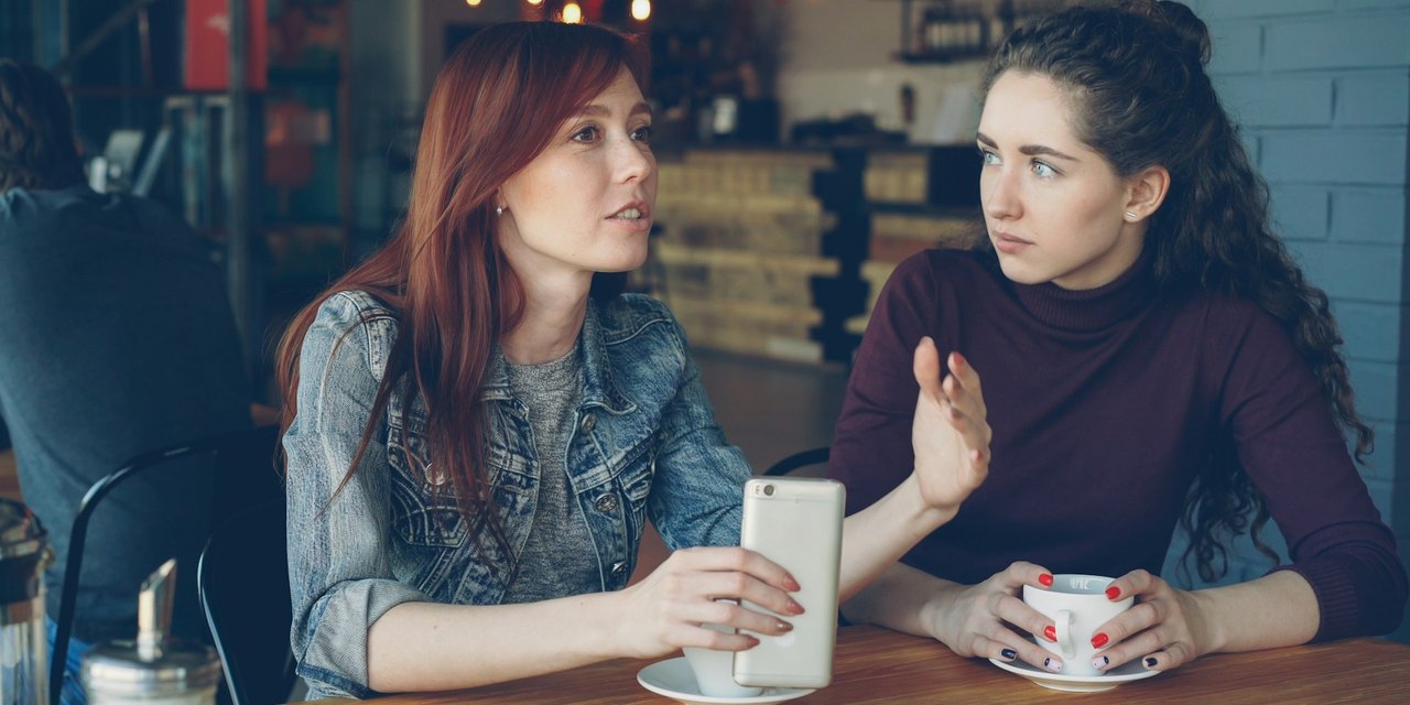 Dos personas conversando con atención y cercanía