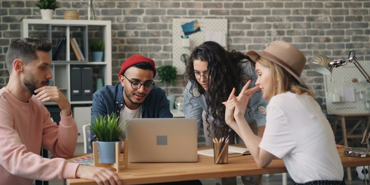 Personas conversando en un entorno de trabajo